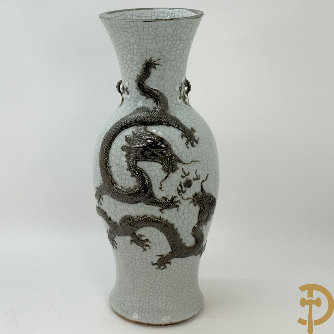 Chinese porseleinen Nankin vaas met drakendecor