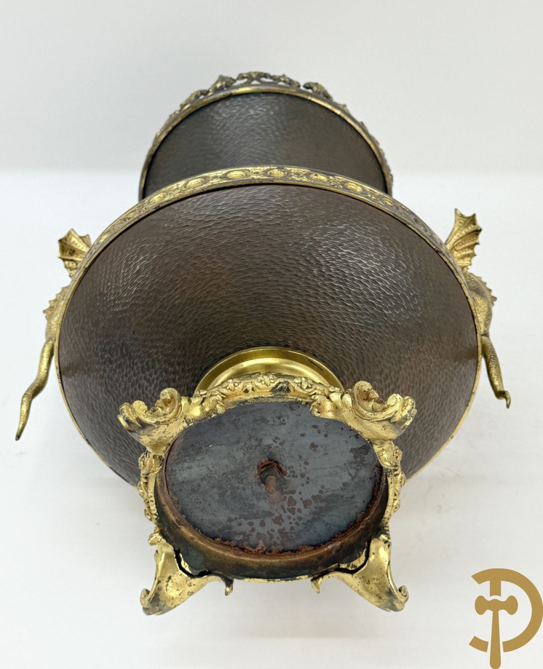 Koperen siervaas met bronzen ornamenten van hagedissen en draken