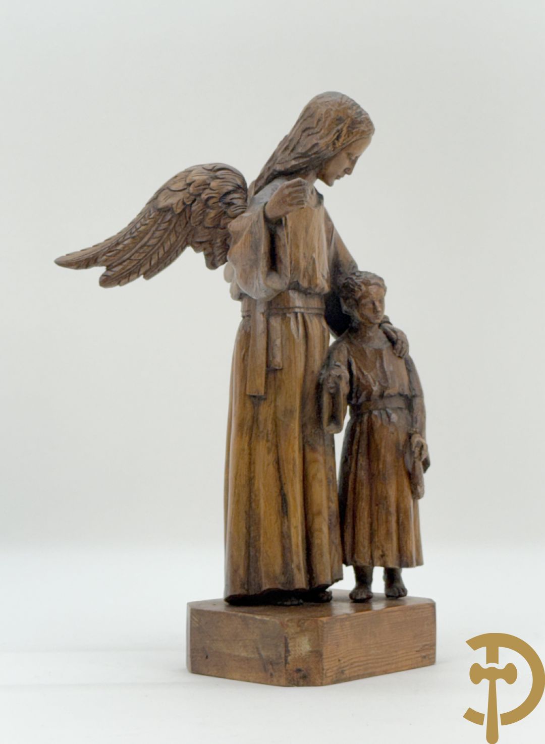Houtsculptuur van engel met jongeling