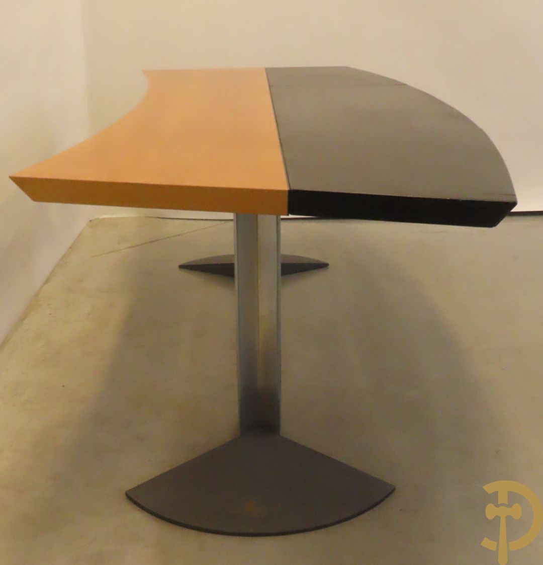 Designbureel met halfrond blad van notelaar met leder bekleed op gietijzeren onderstel met chromé afwerking