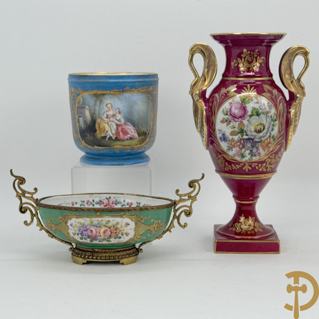 Sèvres cachepot met dubbel decor van handbeschilderde romantische dames en bloemendecor + cachepot in Frans porselein met bloemendecor gevat in bronzen houder + Limoges medici vaas met zwanehalzen