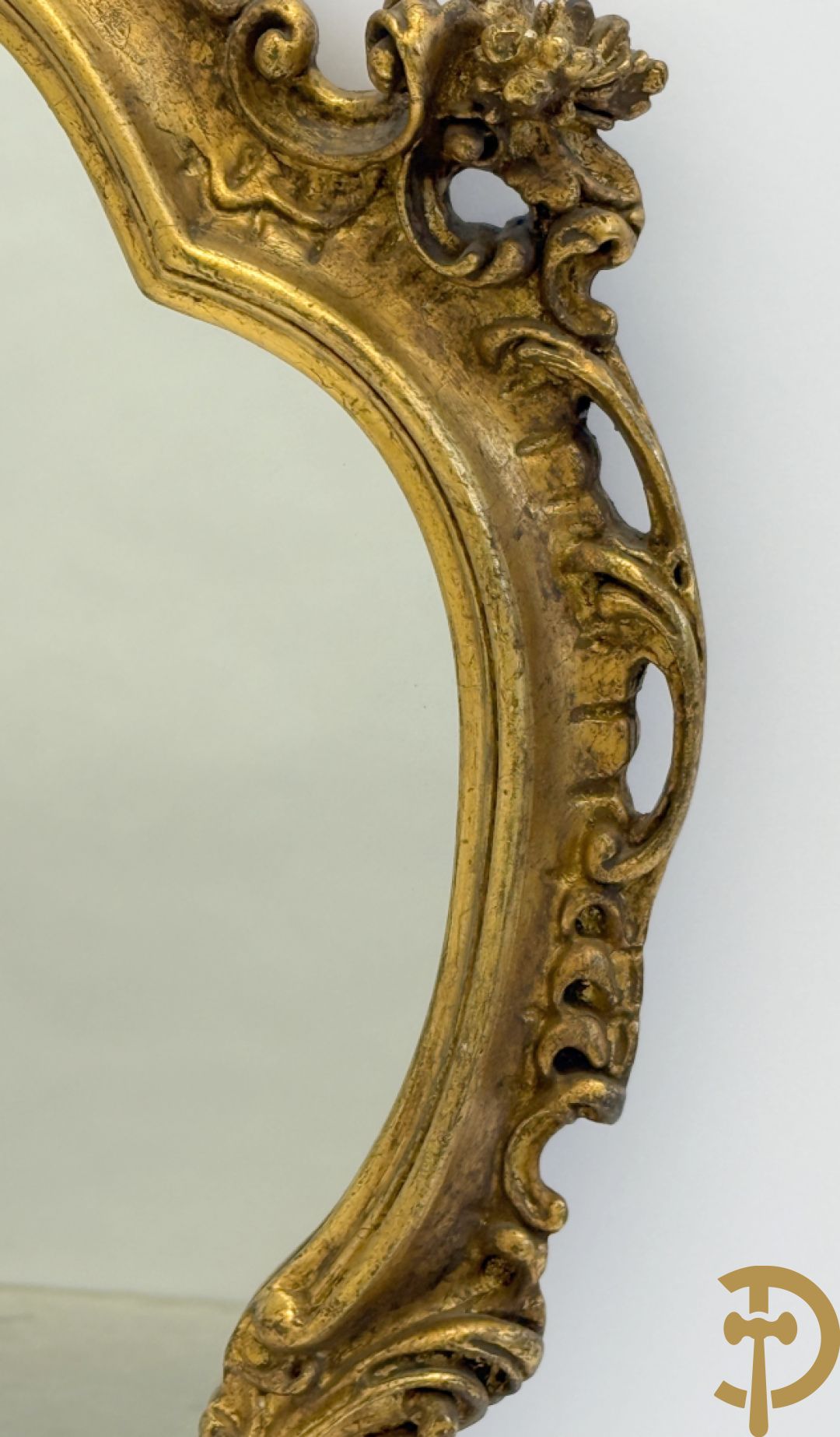Vergulde spiegel met rocailles en bloemenmotieven, Louis XV stijl