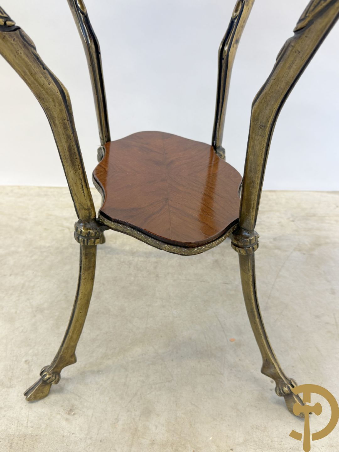 Paar mahoniehouten bijzettafels, Louis XV stijl, met bronzen ornamenten en bronzen bokkepoten - Replica