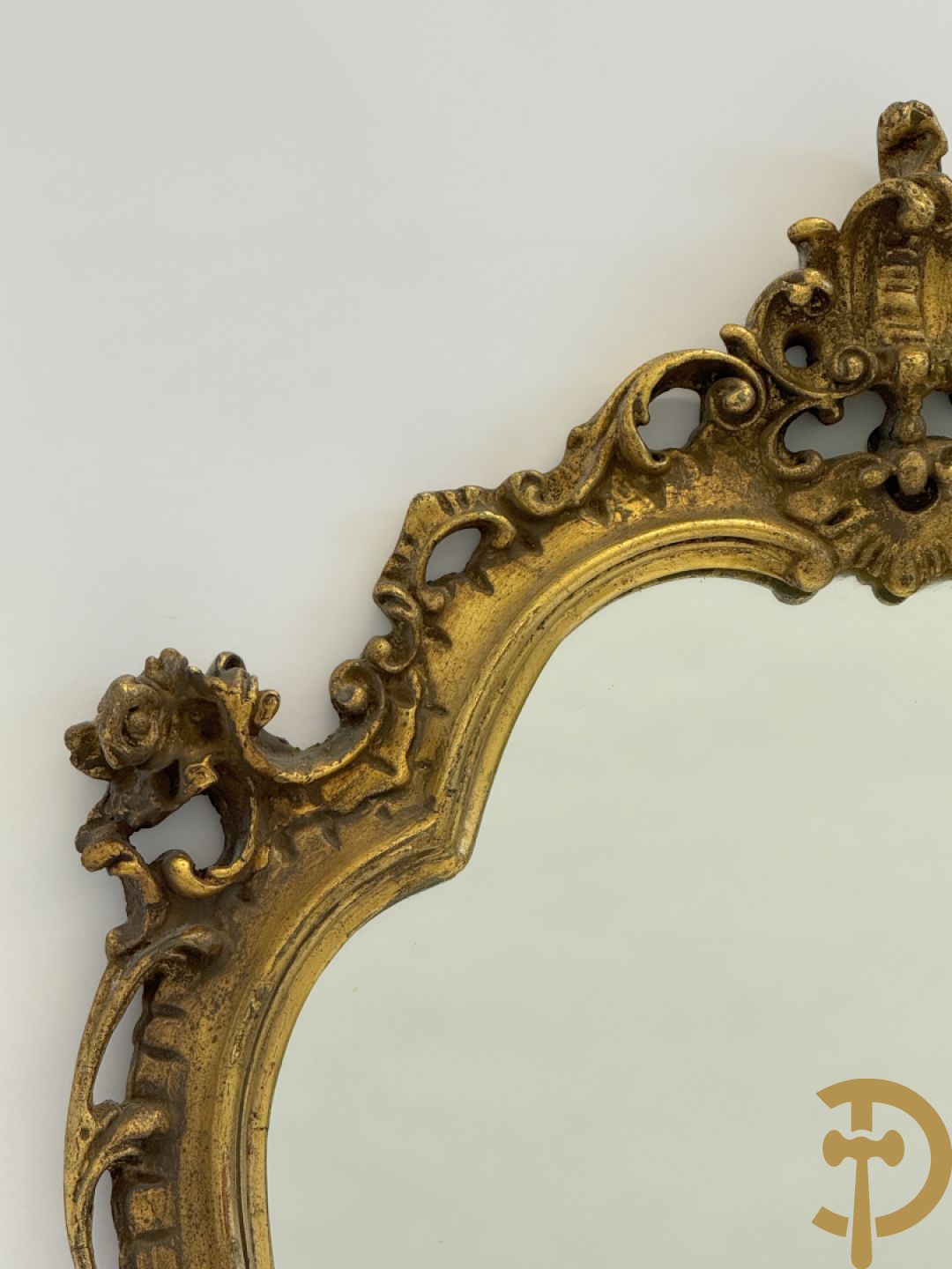 Vergulde spiegel met rocailles en bloemenmotieven, Louis XV stijl