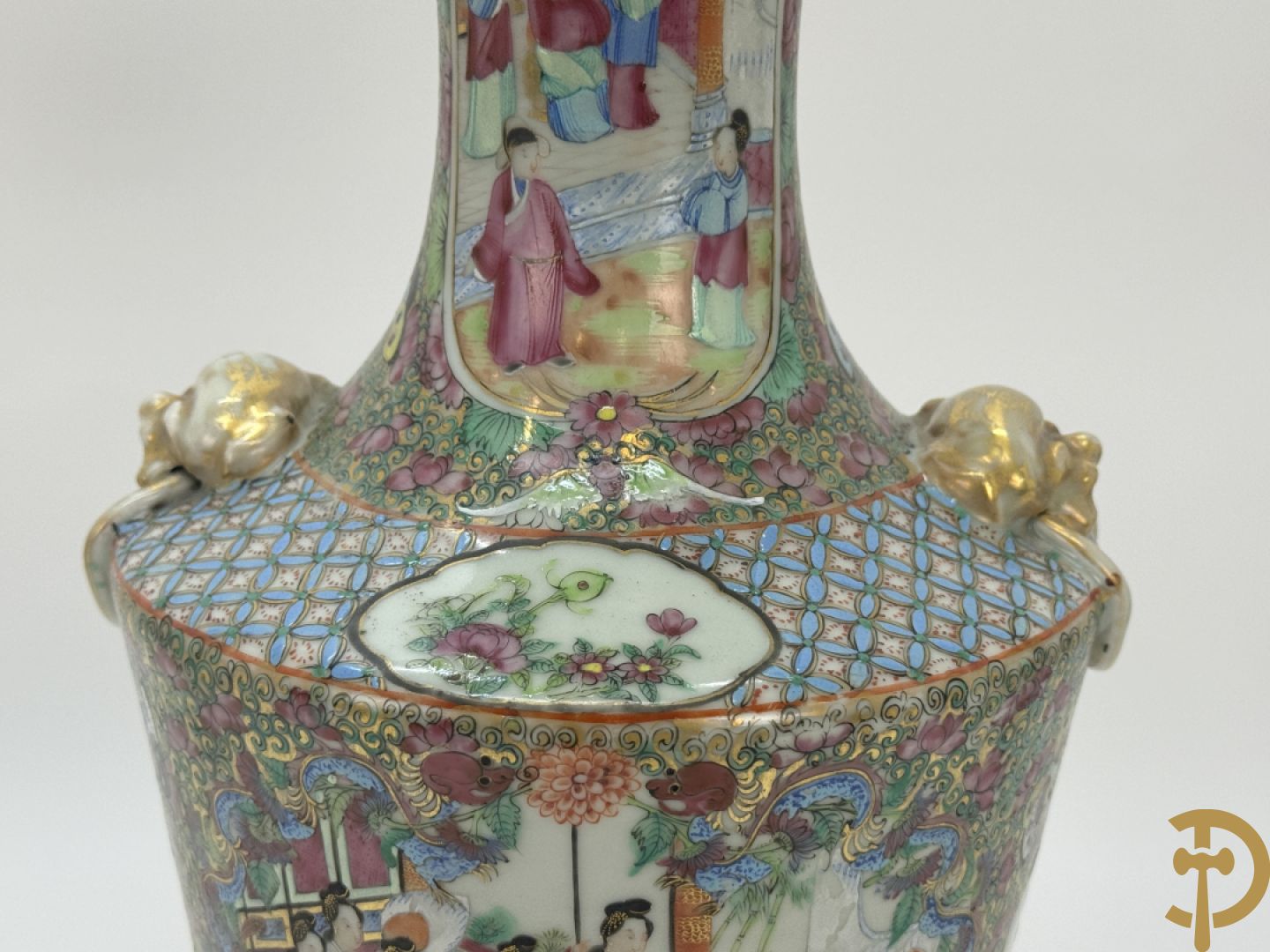 Paar Chinese porseleinen famille rose Kanton vazen met geanimeerd decor en zijdelings met fo honden