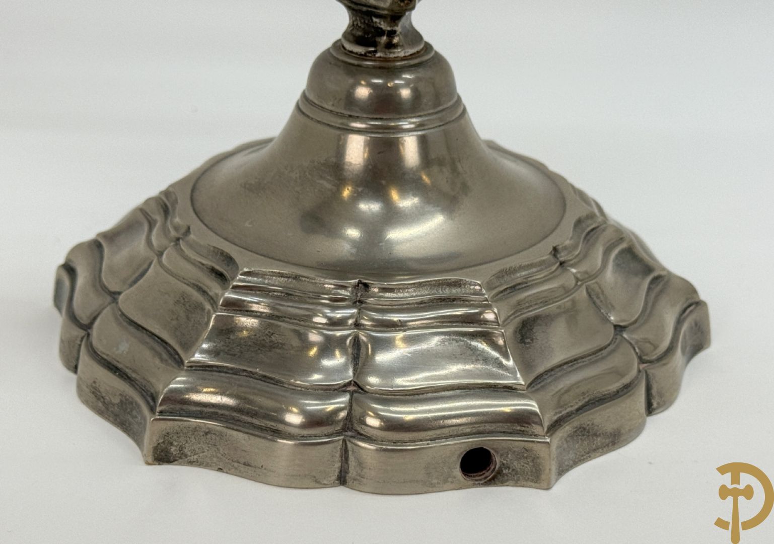 Paar Franse verzilverde metalen vierarmige kandelaars, Louis XIV stijl