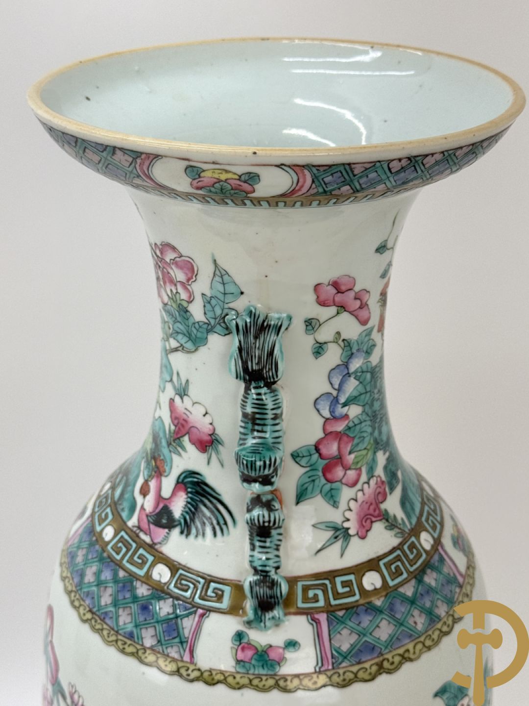 Chinese porseleinen vaas met decor van hanen en bloemen