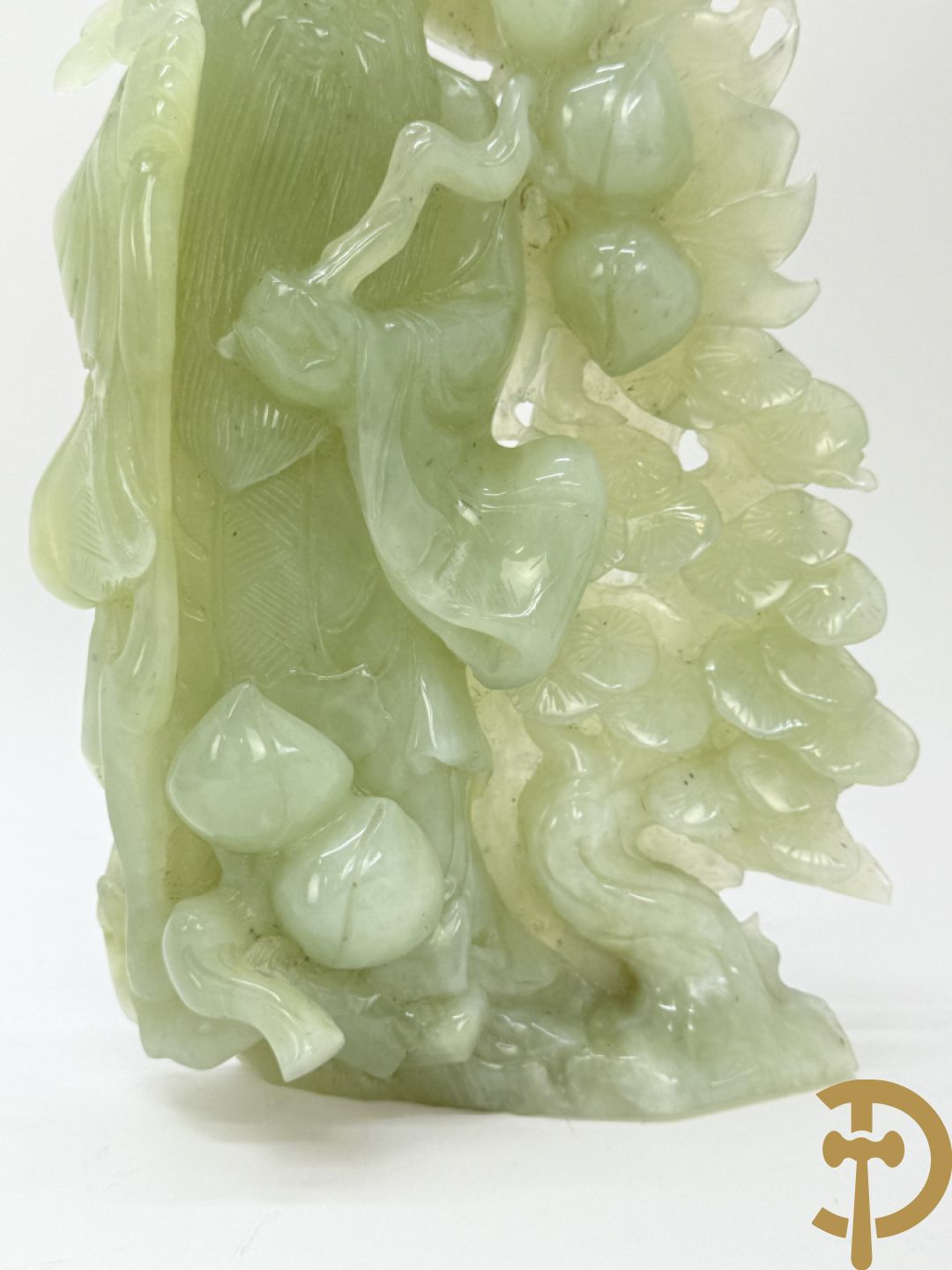 Jadeiet sculptuur van boedhistisch figuur + jadeiet wijsgeer met perziken + geisha in jadeiet