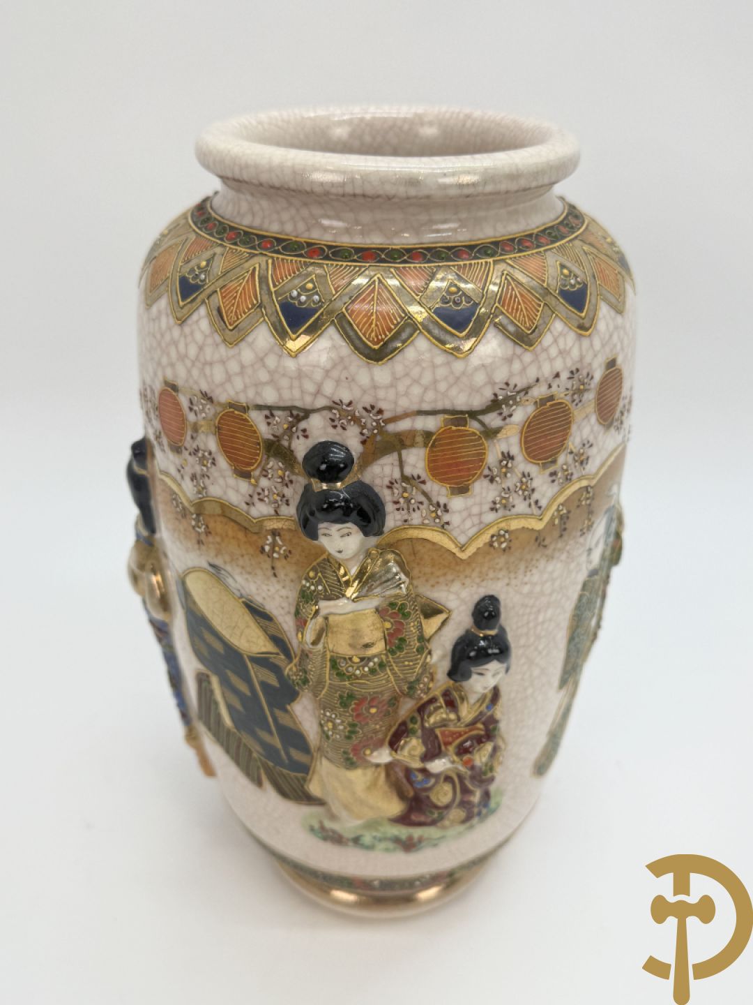 Paar Japanse Satsumat vazen met basrelief decor van gheisha
