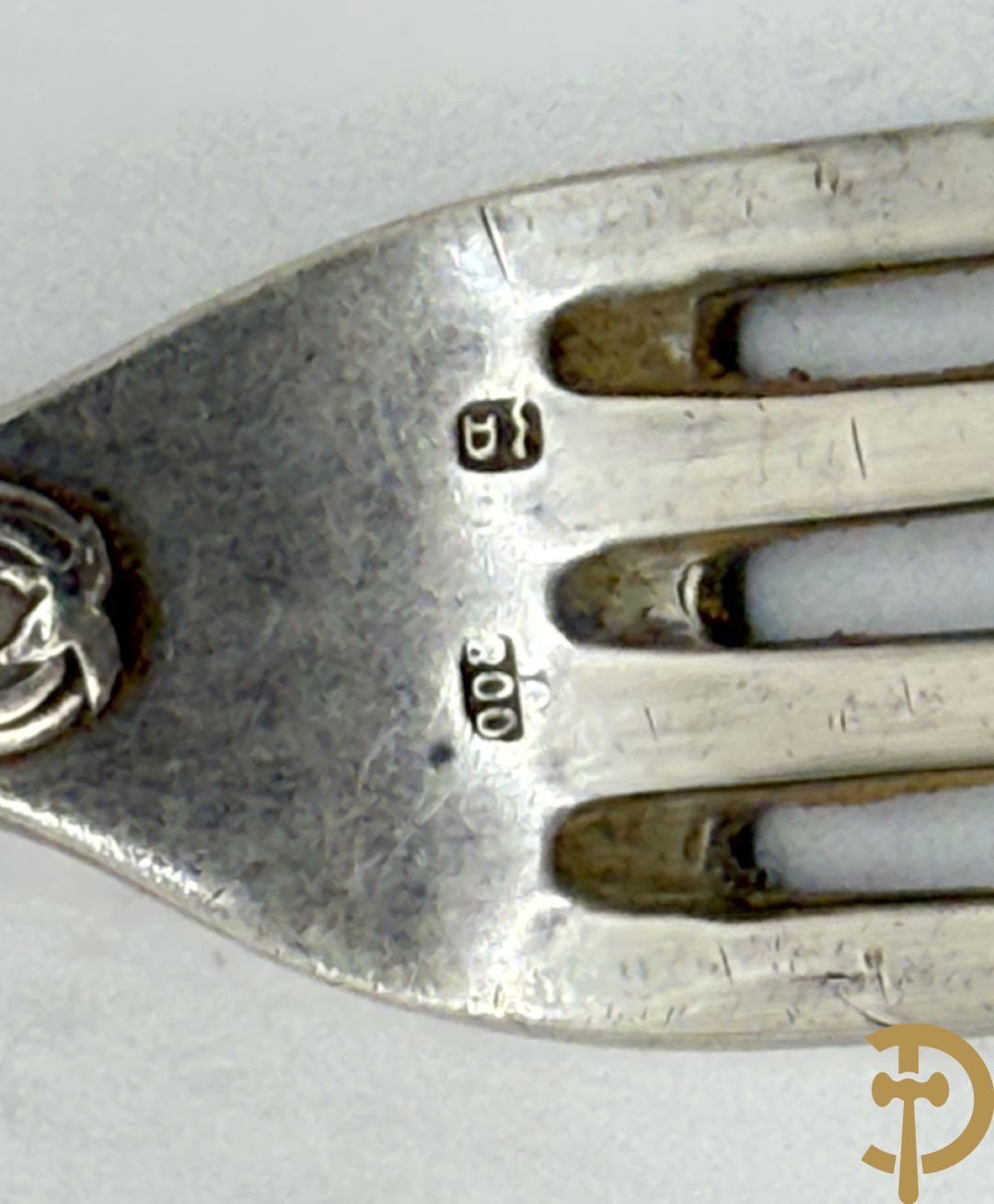 11 massief zilveren kleine lepels en 11 massief zilveren kleine vorken met bandes croisées, Delheid (813 gram) + messen met zilveren heft (na te zien)