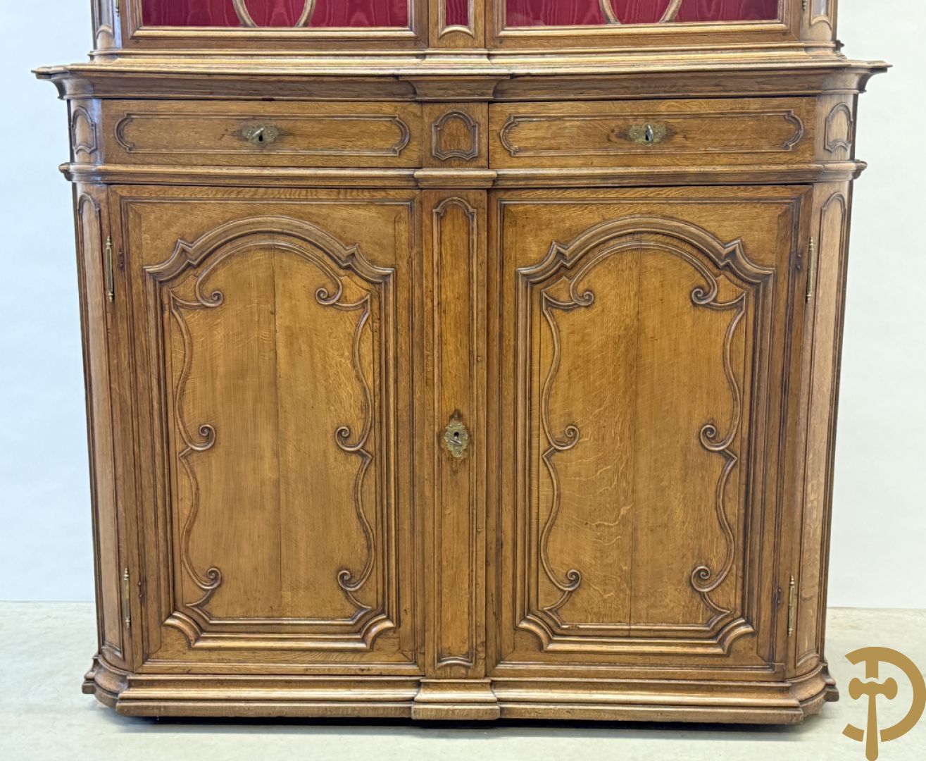 Massief eiken Luikse vitrinekast, boven met 2 beglaasde deuren en gebogen kop, Louis XV stijl, 18e
