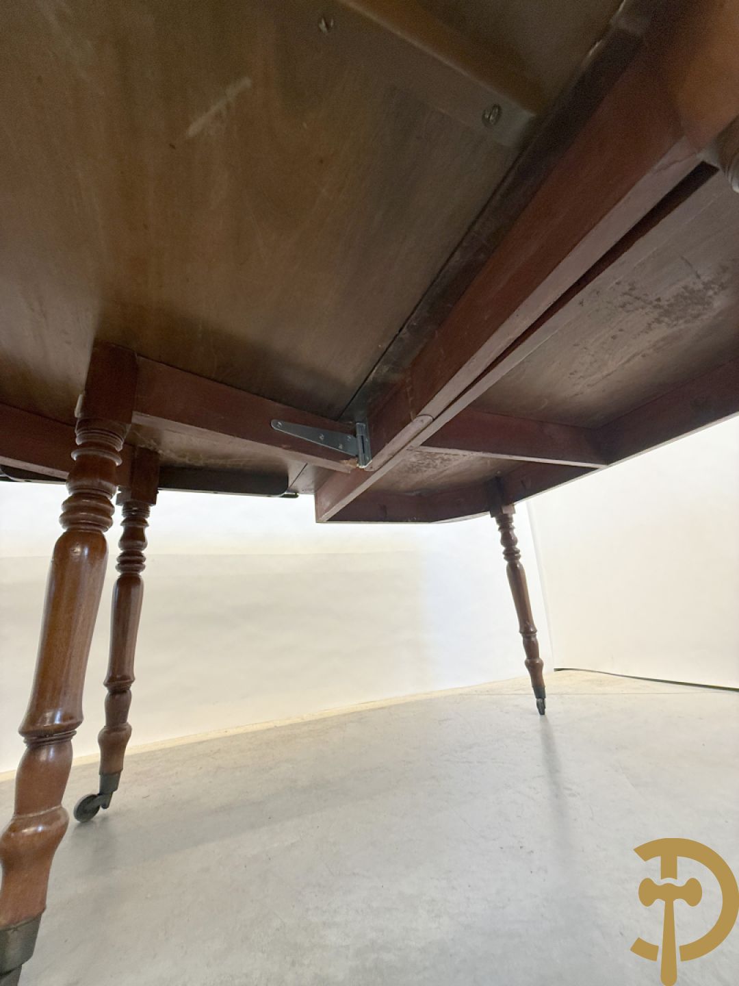 Engelse mahoniehouten tafel op 8 ballusterpoten (met 2 verlengstukken)