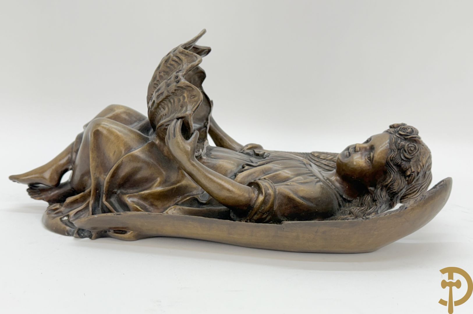 Bronzen wijwatervat van een engel dragende een rocailleschelp