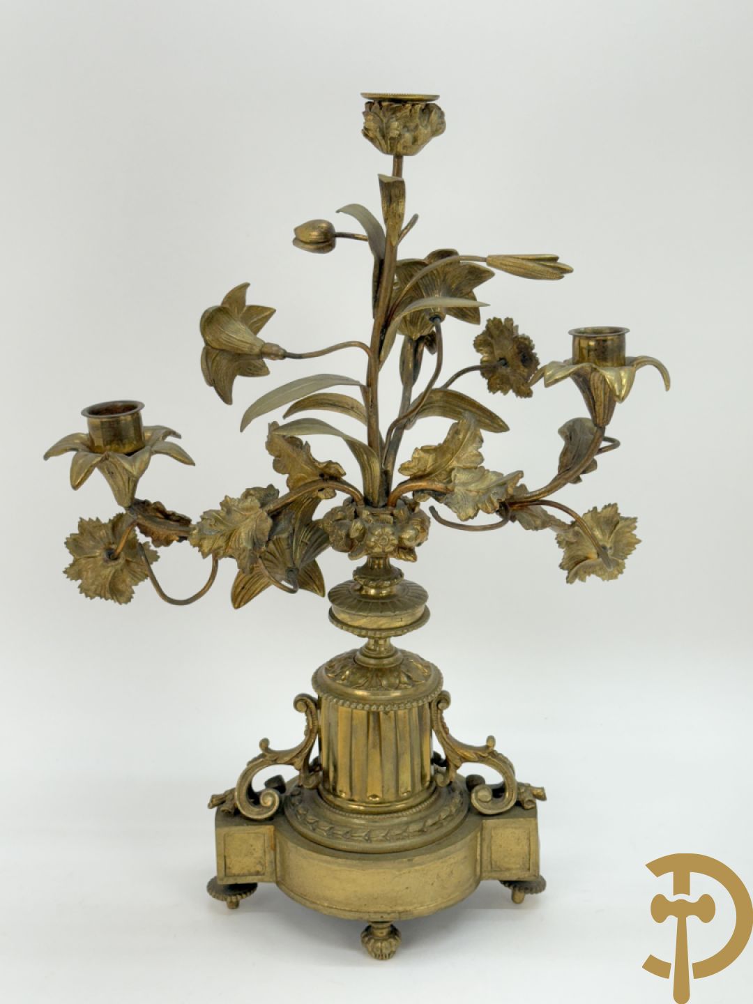 Paar bronzen kandelaars met guirlande en bloemenmotieven