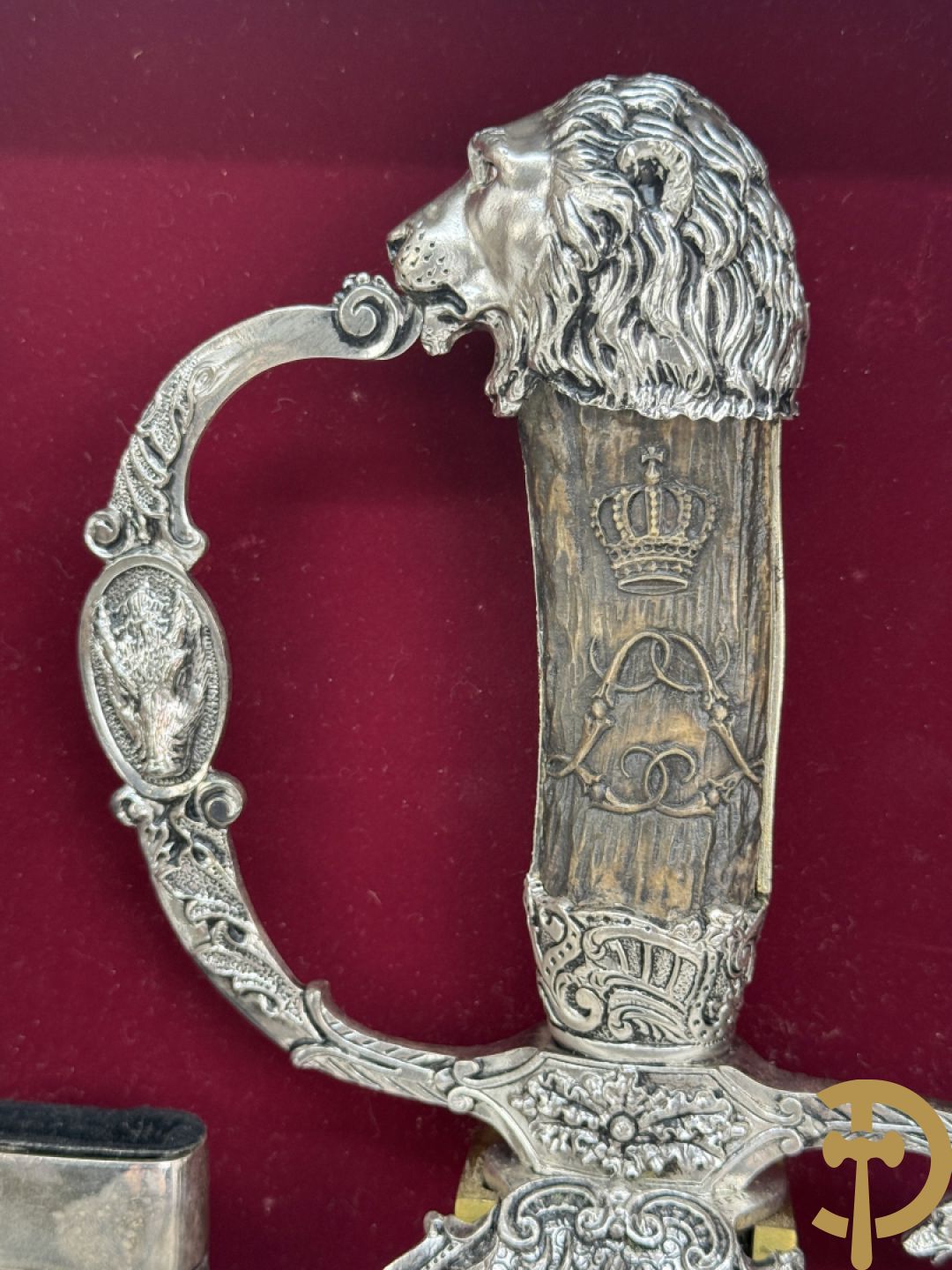 Der Hirschfänger, replica zwaard uitgegeven door Deutches Jagd und Fischereimuseum in een wandvitrine voorgesteld