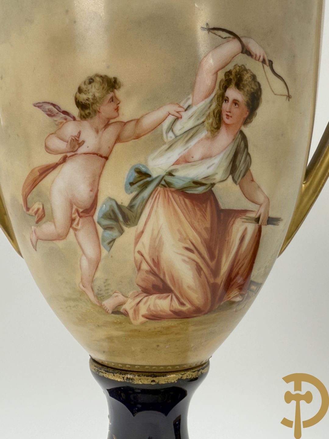 Paar handbeschilderde Weense amfoorvormige vazen met romantische taferelen, decor getekend door Kaufmann