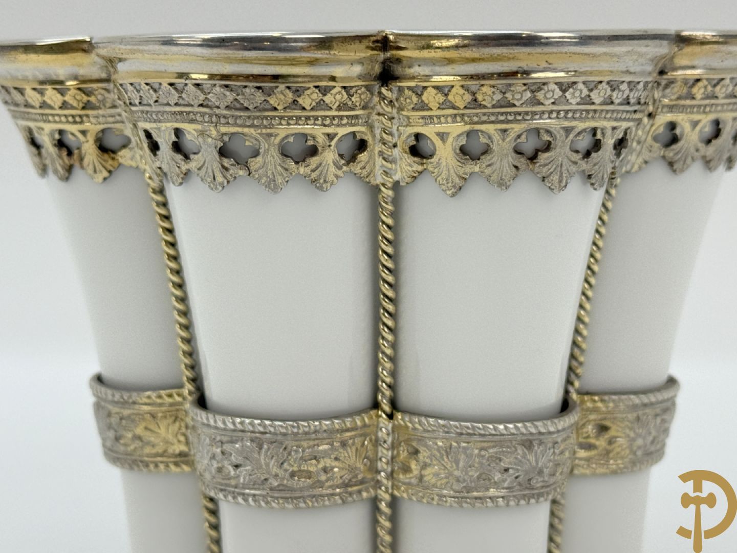 Deense poseleinen Margretebeker in Royal Copenhagen porselein met zilveren en deels vergulde ornamenten, Michelsen A., 1945