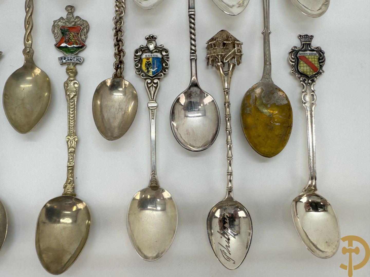 Verzameling vintage souvenirlepels met gedetailleerde steken, decoratieve emblemen en wapenschilden + vergulde lepeltjes intel 50