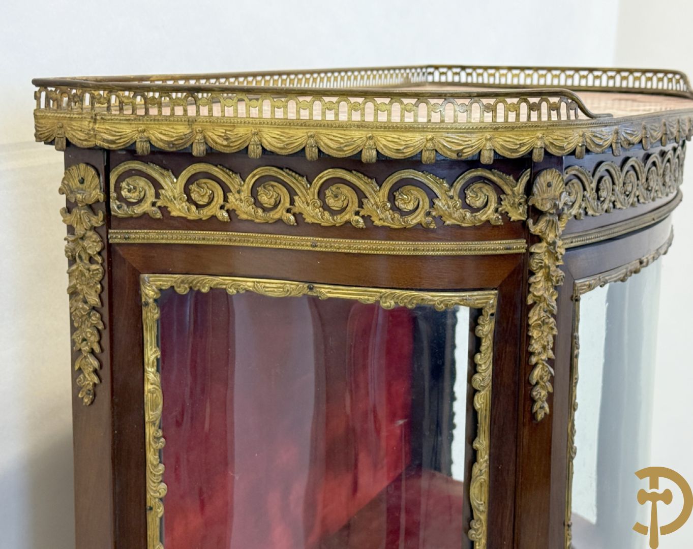 Notelaren vitrine bezet met bronsbeslag en gebogen ruitjes, bovenaan met marmeren blad