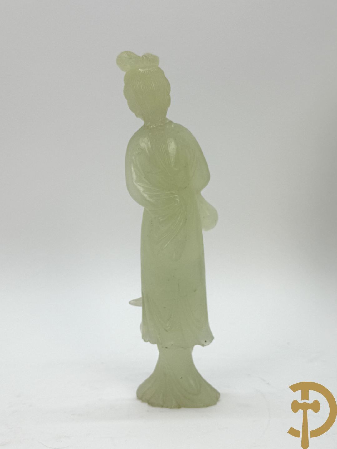 Jadeiet sculptuur van boedhistisch figuur + jadeiet wijsgeer met perziken + geisha in jadeiet