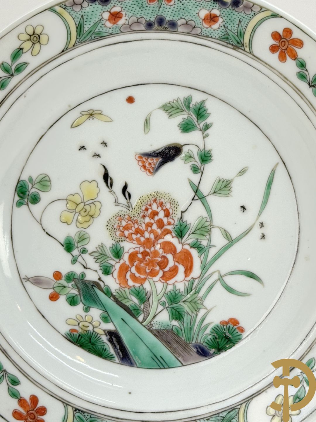 Chinese porseleinen ballustervormige vaas, King Long  + 2 porseleinen bordjes met bloemendecor + 2 bordjes met vazen- en bloemendecor + kopje en schoteltje Imari + dekselpotiche met vogel en bloemendecor