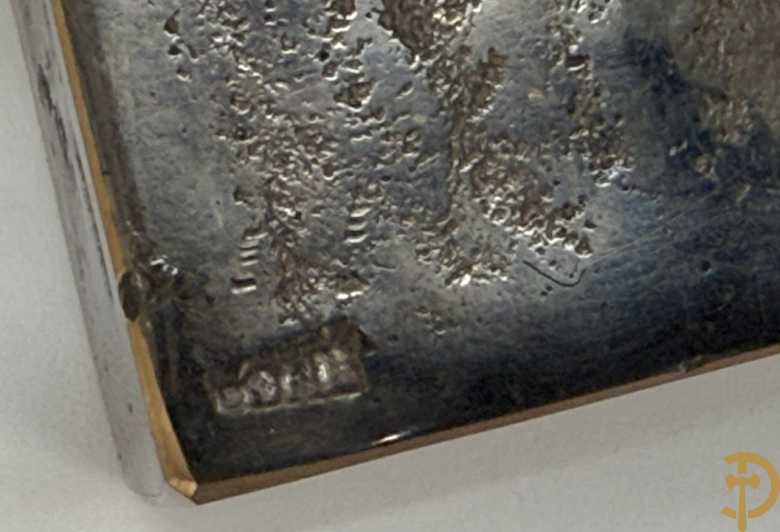 LOHE getekend - Surrealistische sculptuur met combinatie van koper en gekleurde pate de verre in de vorm van een trompet