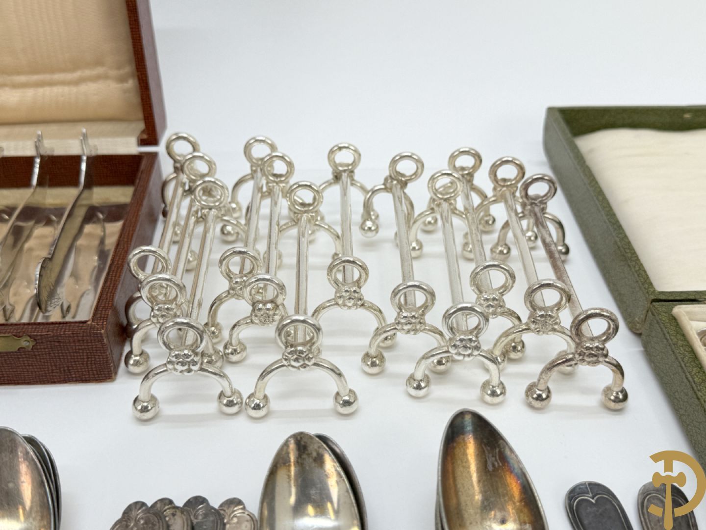 Verzilverd bestek Louis Philippe bestaande uit lepels, vorken, koffielepels en vorken + 3 sets porte couverts van o.a. Vossen