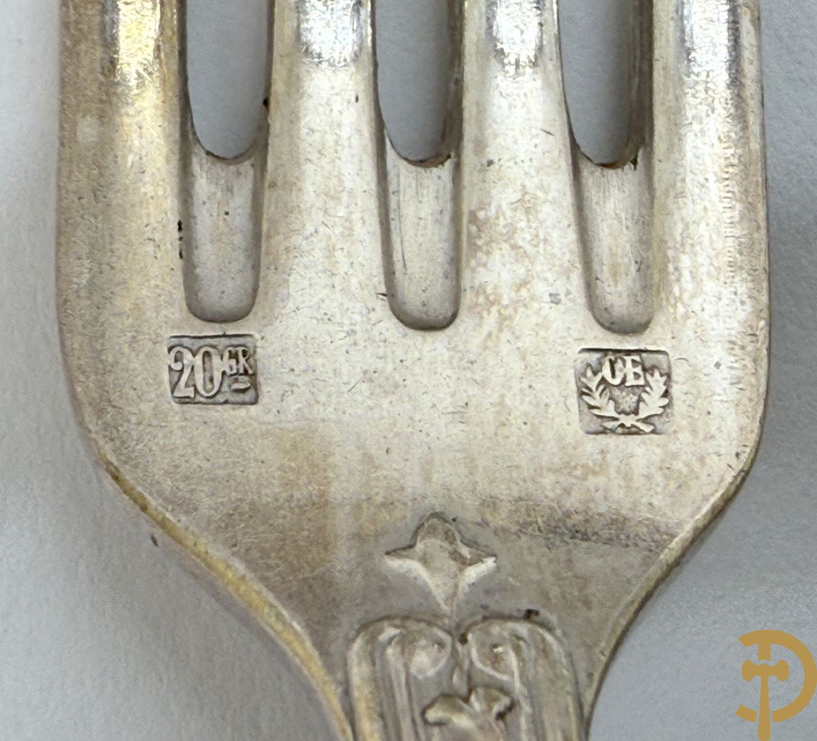 Verzilverd bestek Louis Philippe bestaande uit lepels, vorken, koffielepels en vorken + 3 sets porte couverts van o.a. Vossen