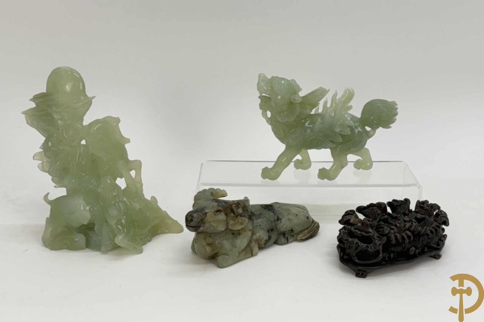 Drie Chinese handgestoken sculpturen van rammen en gevleugelde fo hond en in speksteen en jadeiet