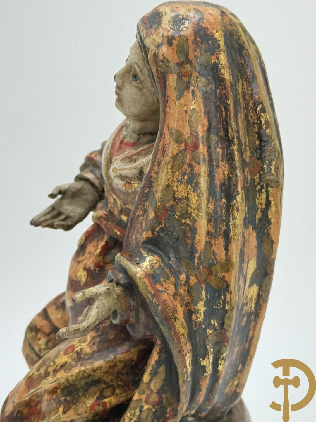 Gepolychromeerde houtsculptuur van zittende dame