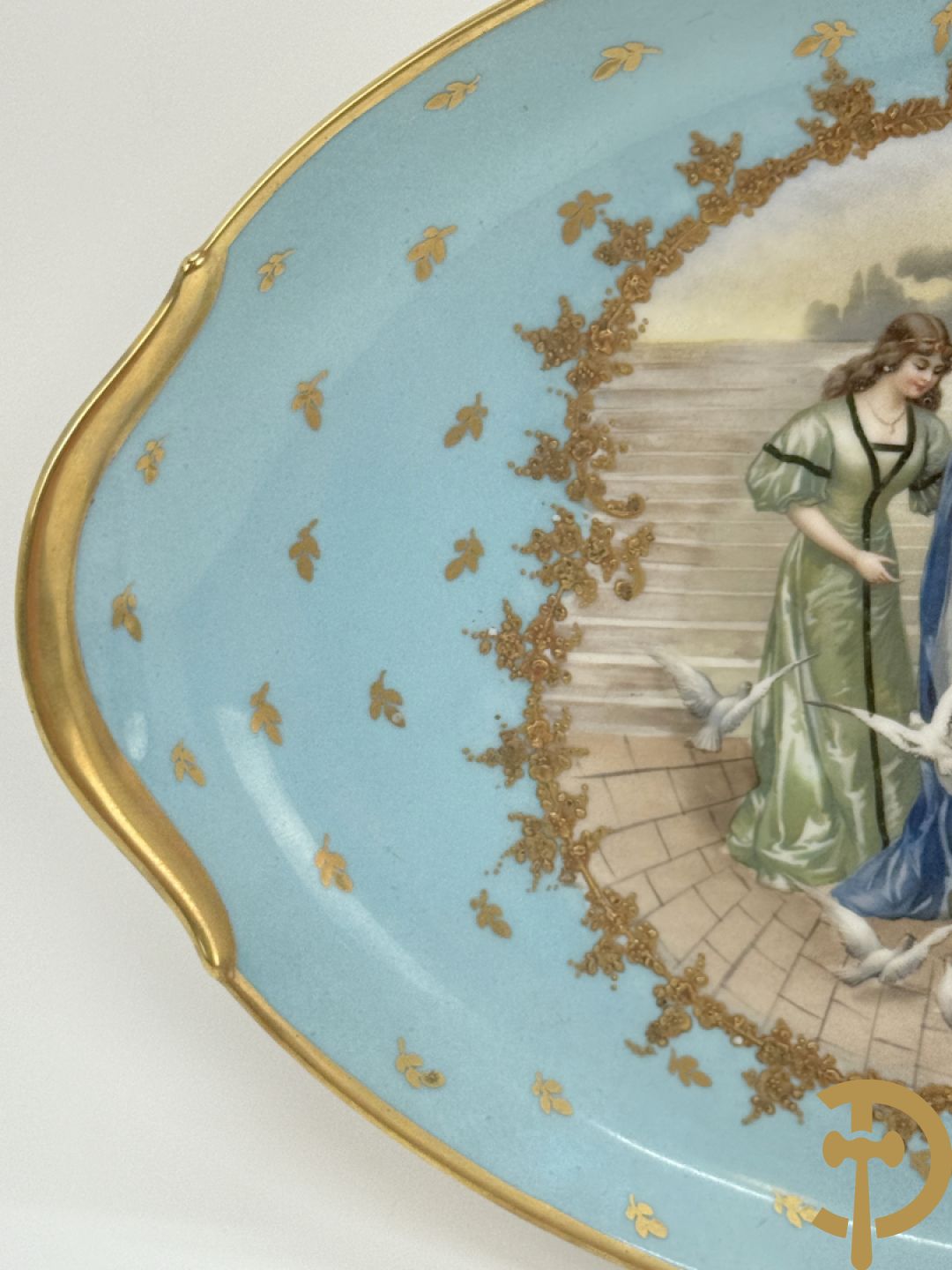 Ovale porseleinen schaal met decor van 3 dames met duiven, decor Brisson R. getekend, achteraan gemerkt Limoges france