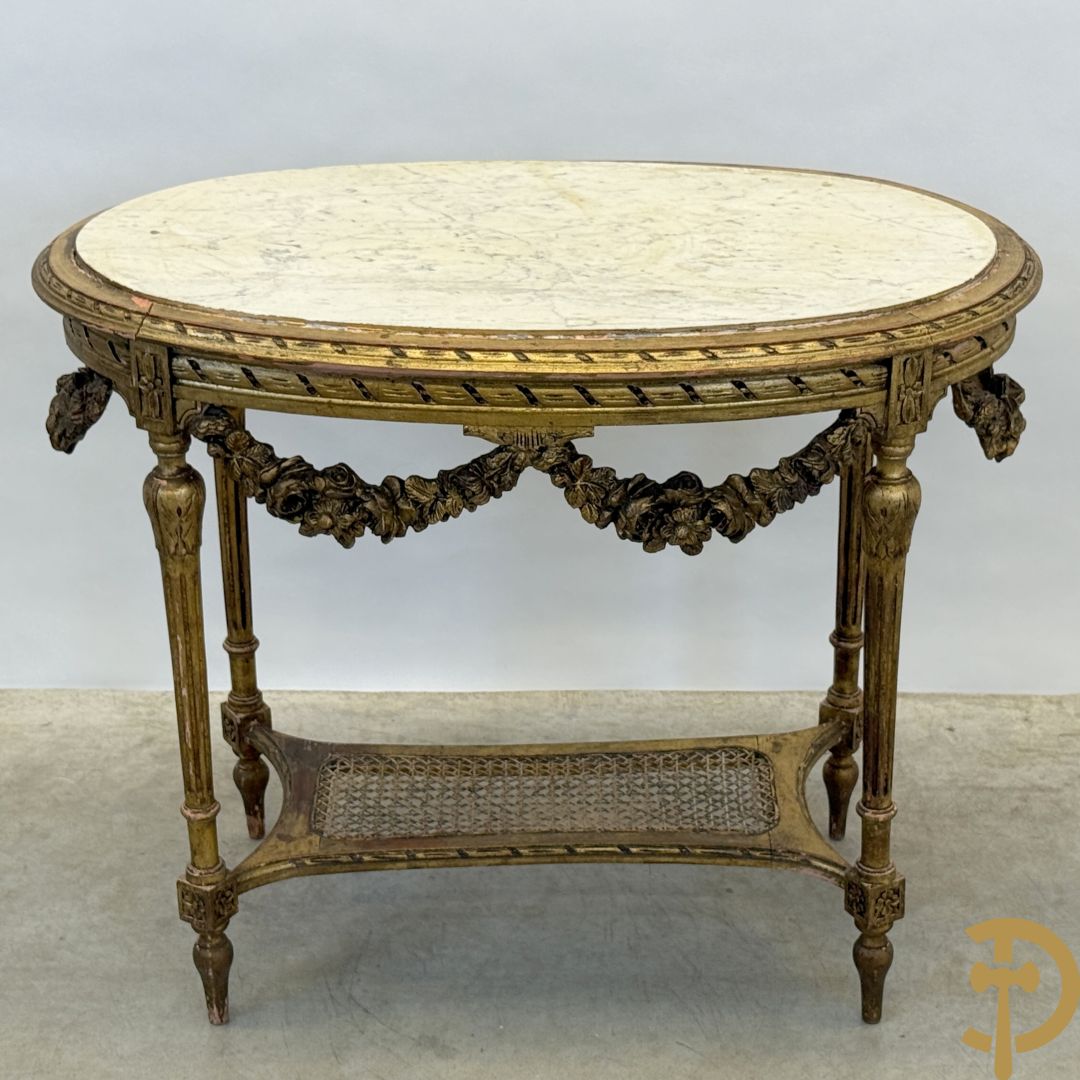 Ovale vergulde bijzettafel, Louis XVI stijl, met bloemenguirlandes, canage en marmeren blad