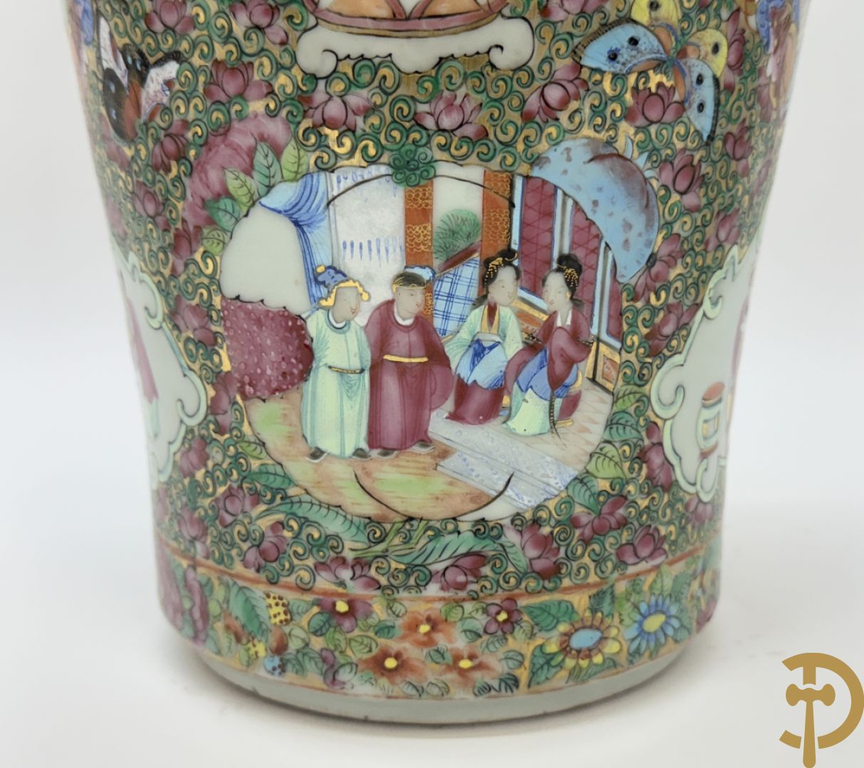 Paar Chinese porseleinen famille rose Kanton vazen met geanimeerd decor en zijdelings met fo honden