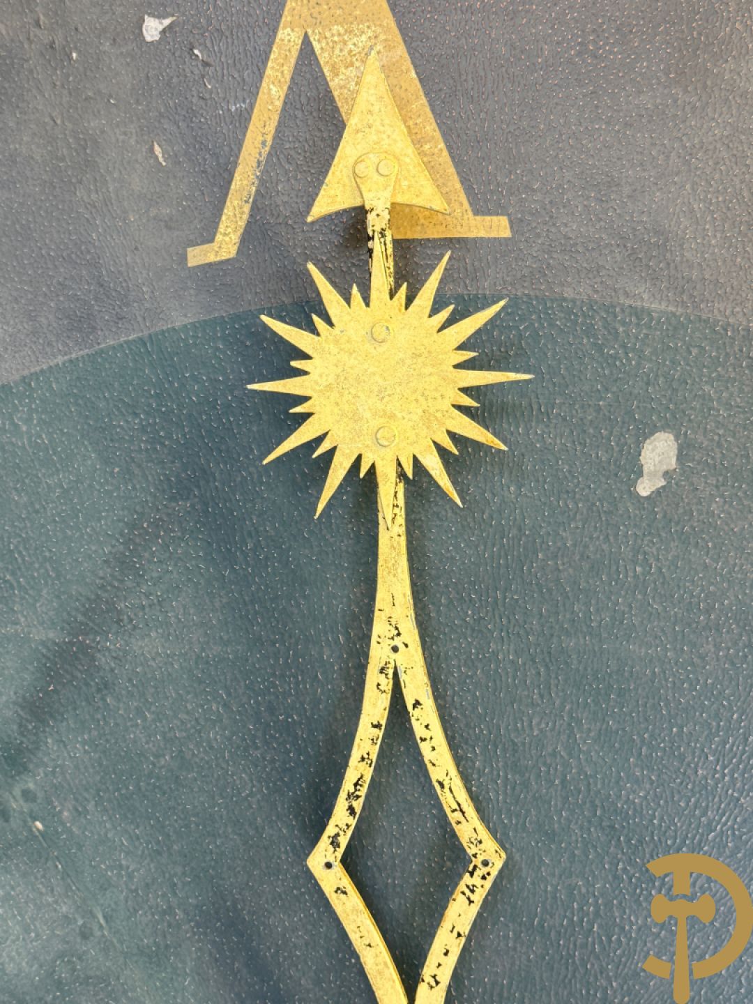 Grote metalen beschilderde decoratieve wijzerplaat met Romeinse cijfers en wijzers gedecoreerd met zon en maan