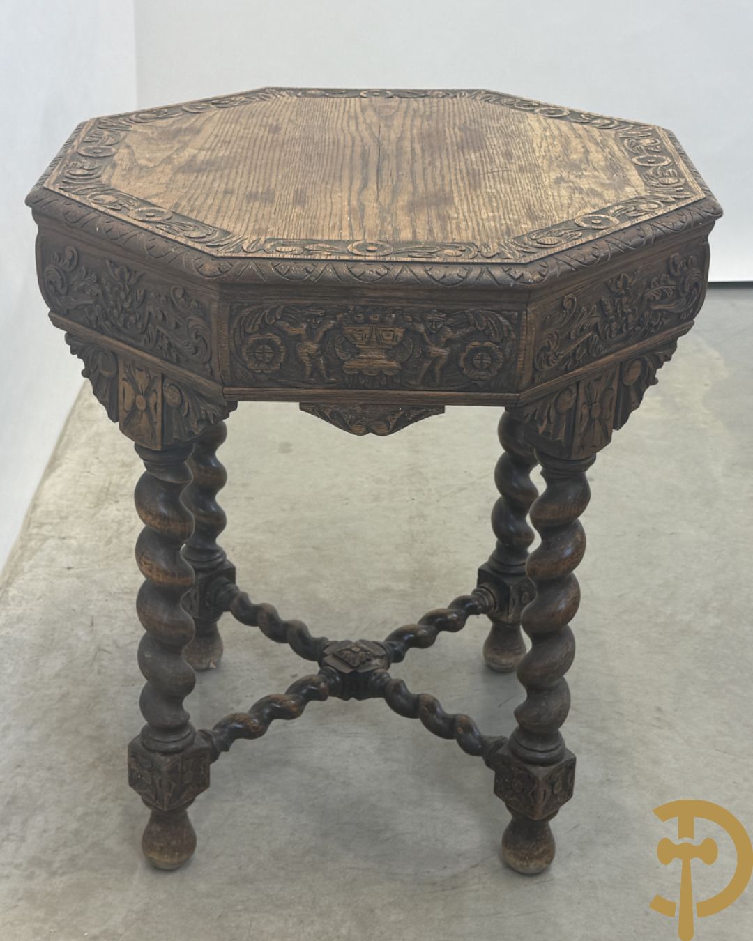 Massieve eiken tafel met achthoekig blad en sculptuur van bloementakken en accanthusranken - op 4 getorste poten