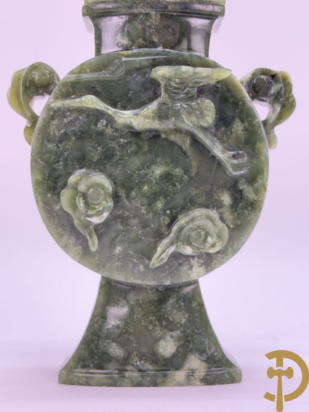 Brule parfum met sculptuur van fo honden in jadeiet + dekselpotiche in jadeiet met bloemen en vogeldecor