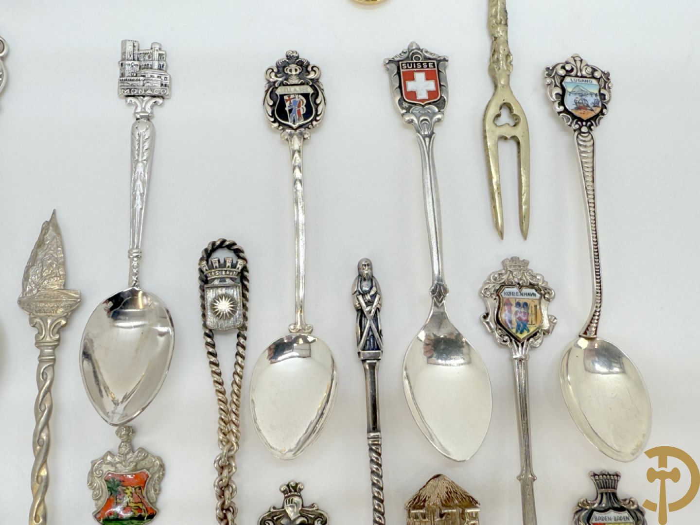 Verzameling vintage souvenirlepels met gedetailleerde steken, decoratieve emblemen en wapenschilden + vergulde lepeltjes intel 50