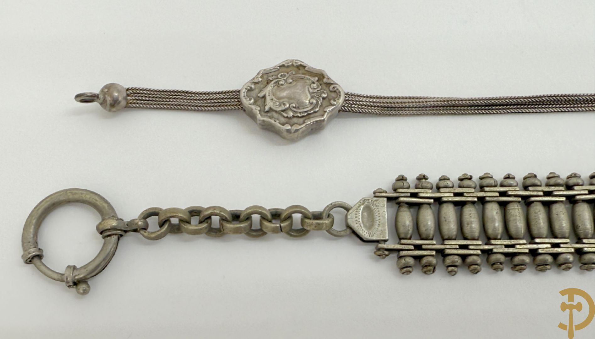 Vier 19e zakhorloges met Romeinse cijfers w.o. zilver + 2 zakhorlogekettingen