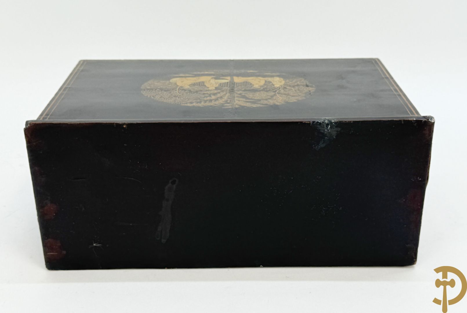 Schrijfbox in wortelnotehout met marquetterie en bovenaan een parelmoer plakkette + Japanse zwartgelakte openklapbare schrijfbox met verguld geanimeerd decor