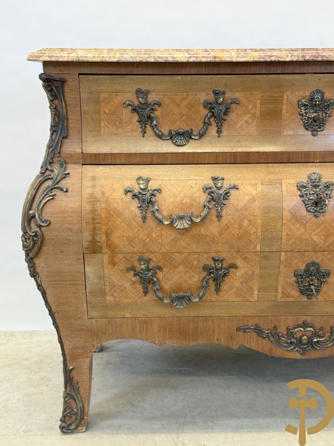 Notelaren gemarketteerde en gegalbeerde drieladencommode bezet met bronsbeslag en geaderd marmeren blad