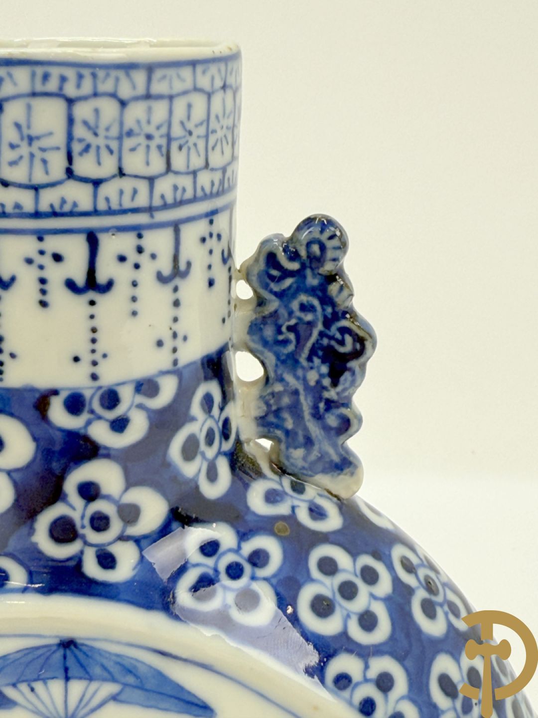 Chinese porseleinen maanvaas met geanimeerd decor