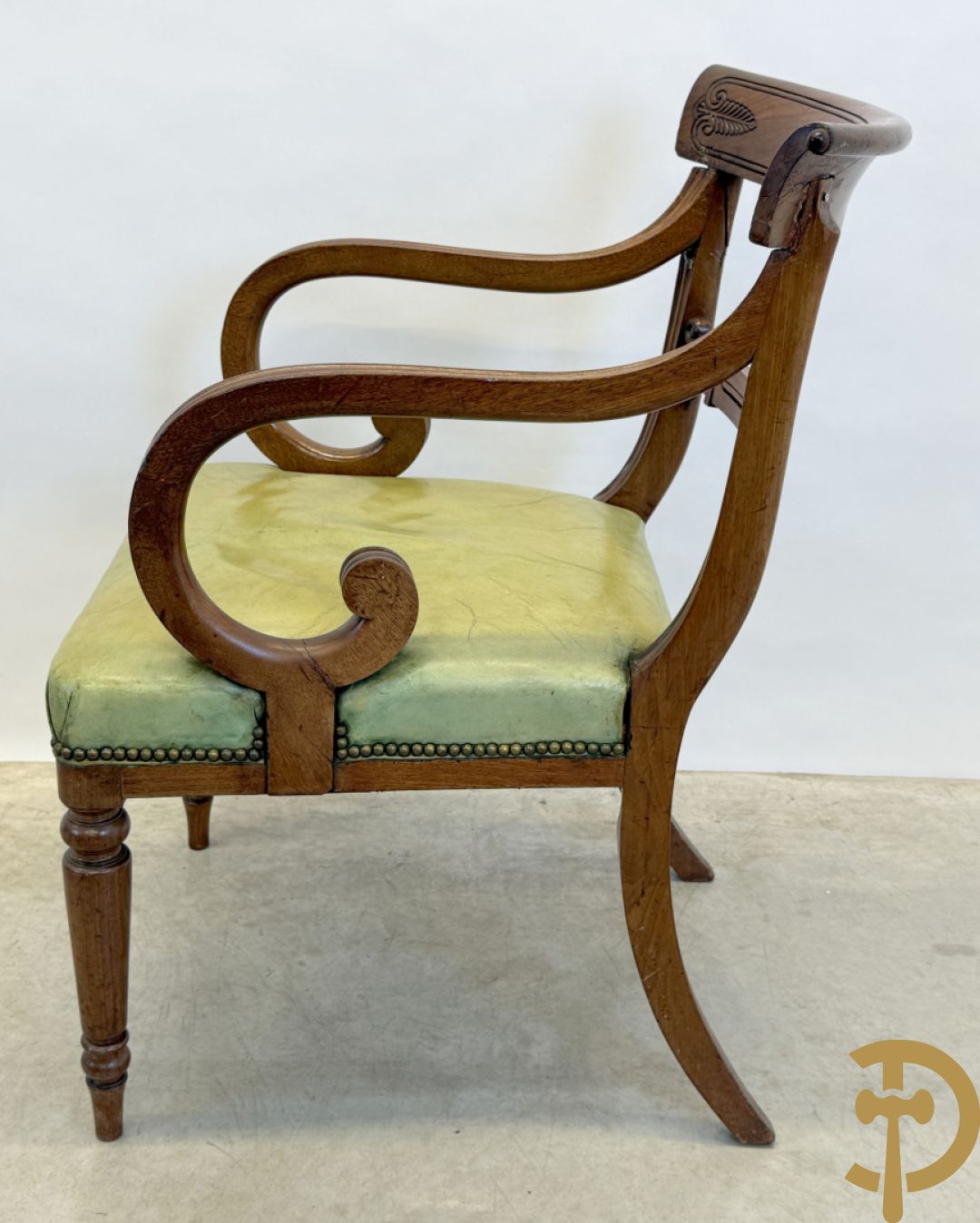 Set Engelse mahoniehouten stoelen met gondelvormige rug en lederen zitting (2 armzetels en 4 stoelen)