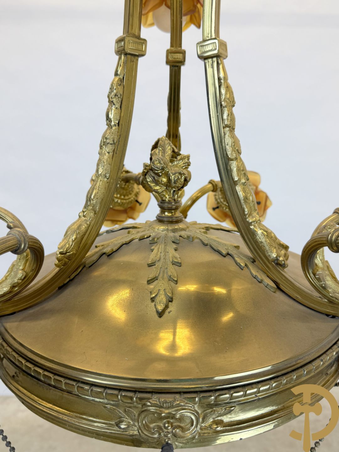 Vuurvergulde bronzen luchter met 9 lichtpunten bezet met roosjes en albast coupe onderaan