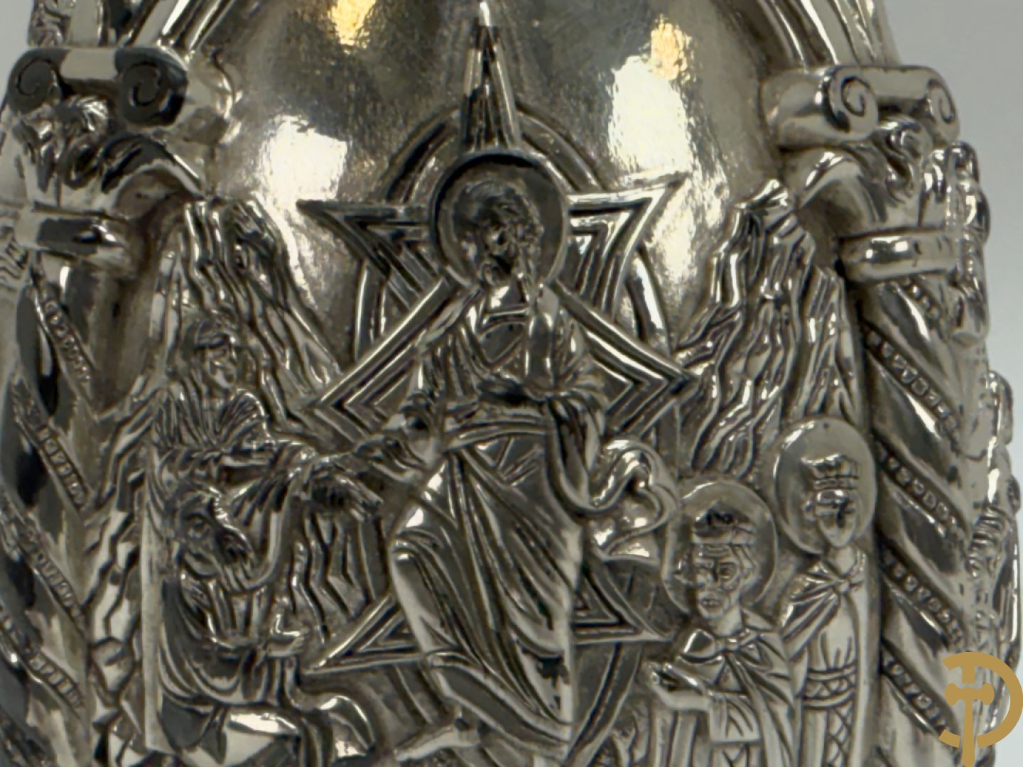 Grieks orthodox ei met 4 religieuse scènes met zilver bekleed.