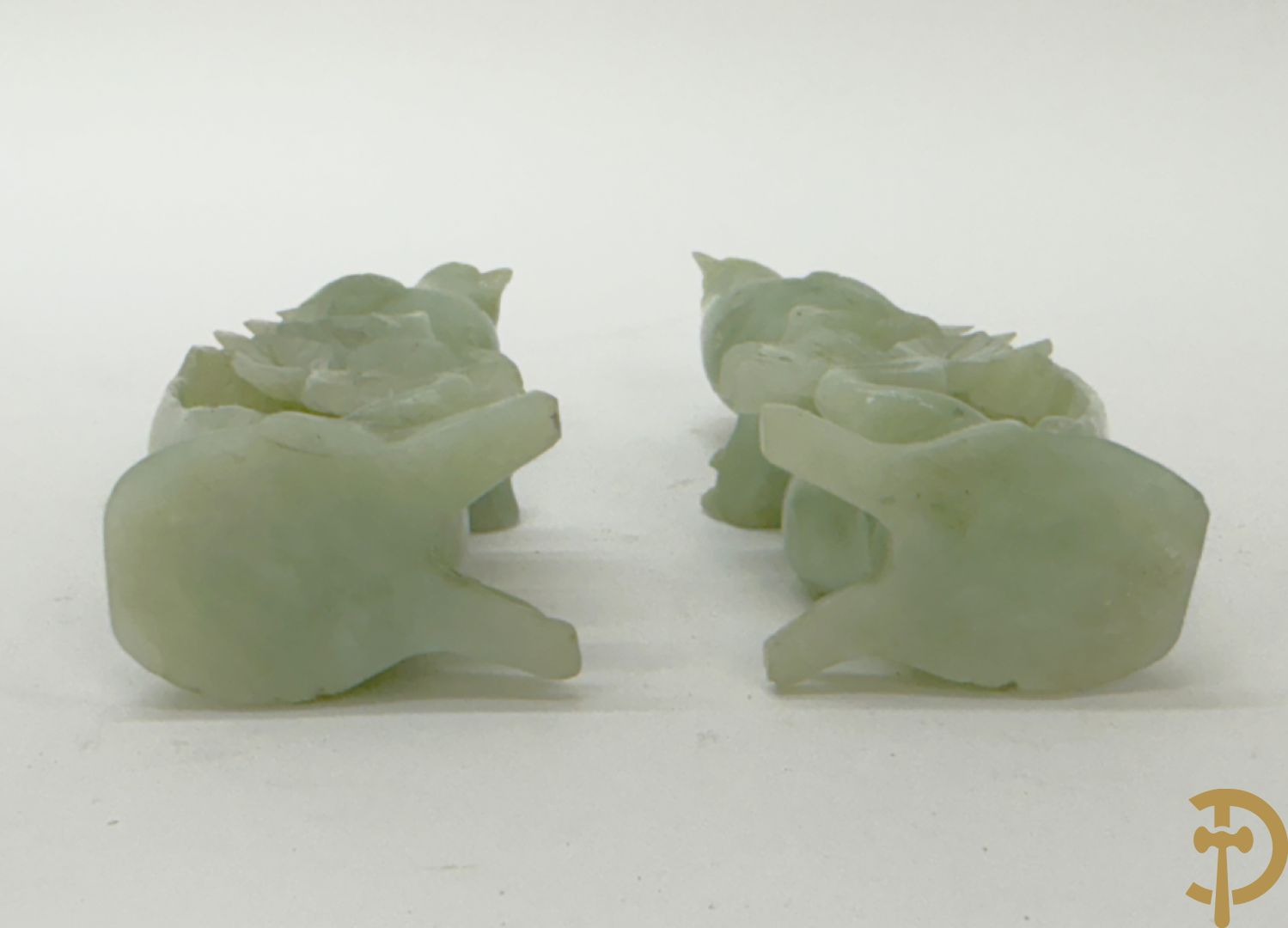 Vier Chinese handgesculpteerde vogels in jadeiet met bloemendecoratie