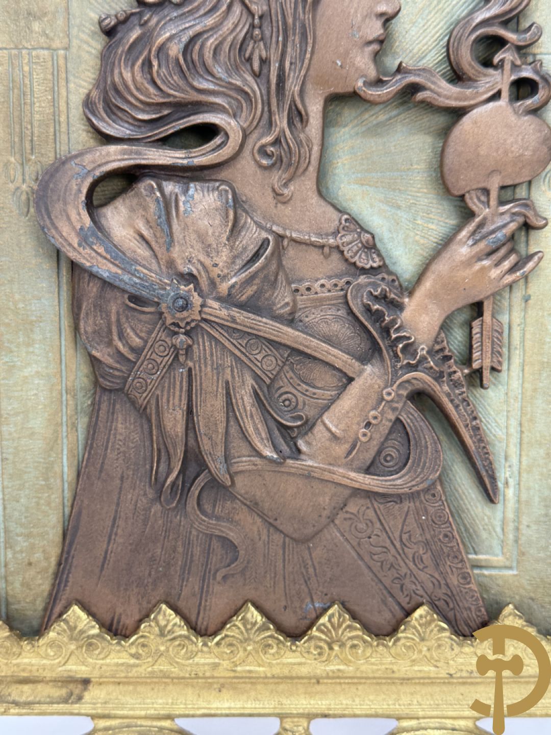 Paar vuurvergulde bronzen basreliefs met elegante dames en Jugendstil motieven