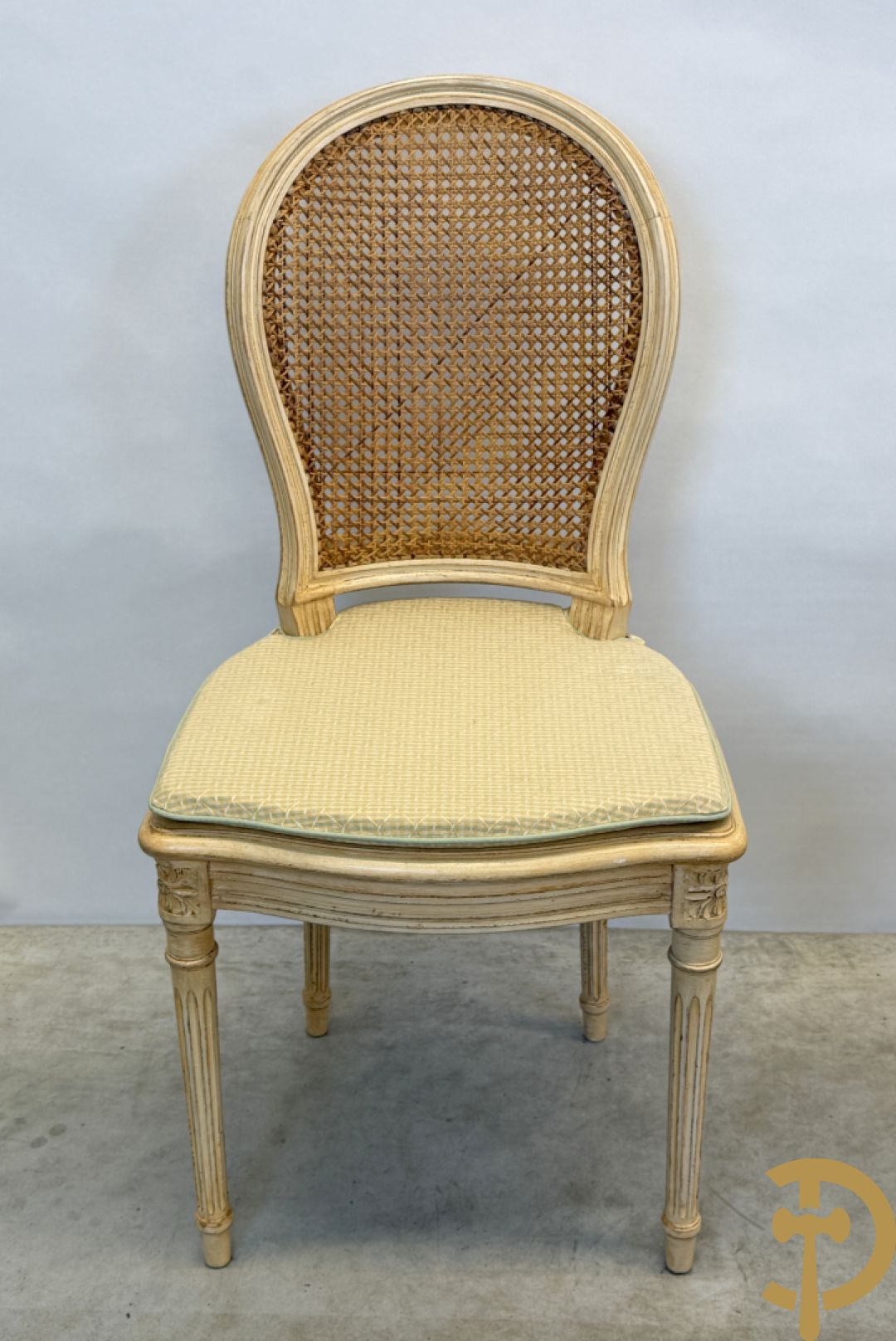 Ronde tafel met houtgesculpteerde korenaren, deels verguld, en glazen blad + 5 bijhorende Louis XVI stoelen met gecanneerde rug en zitting