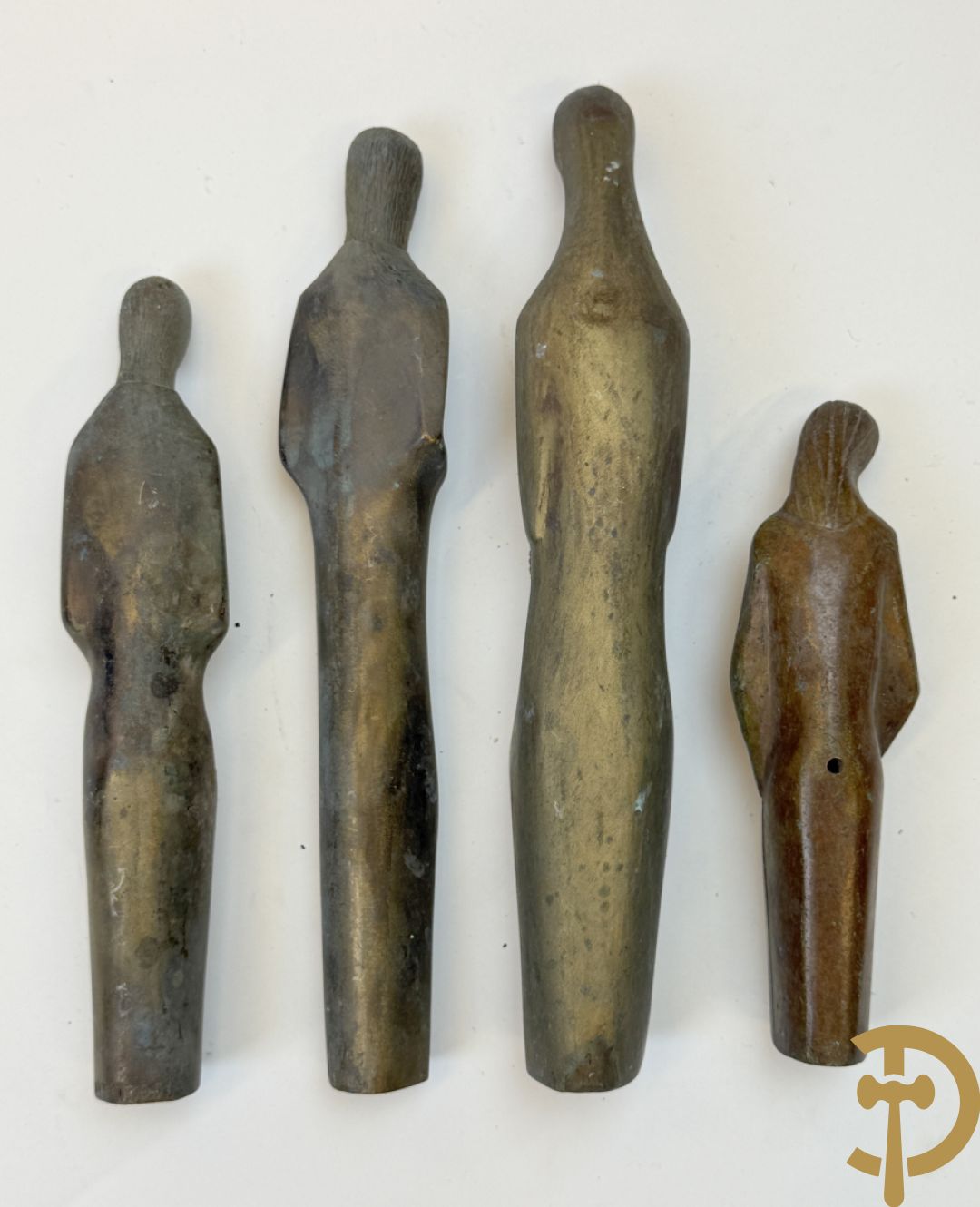 VAN DER DONCKT getekend : Lot bronzen religieuse beeldjes en corpussen