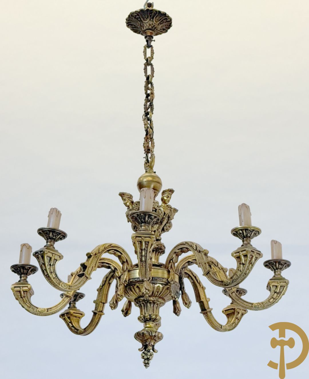 Bronzen achtarmige mazarin luchter met ridderhoofden en accanthusranken