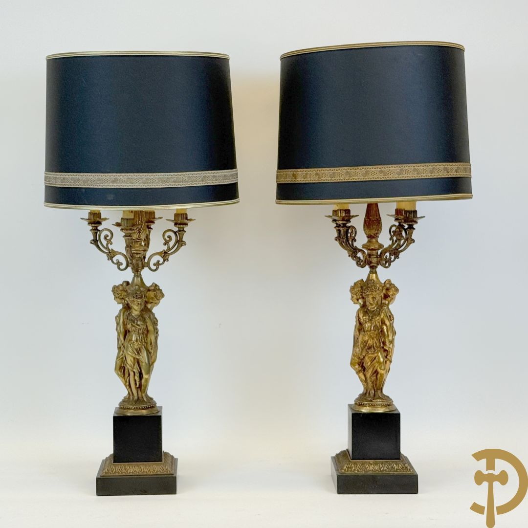 Paar vintage lampadaires met 3 karyathiden, bovenaan met 4 kaarsen en een lichtpunt, Deknudt